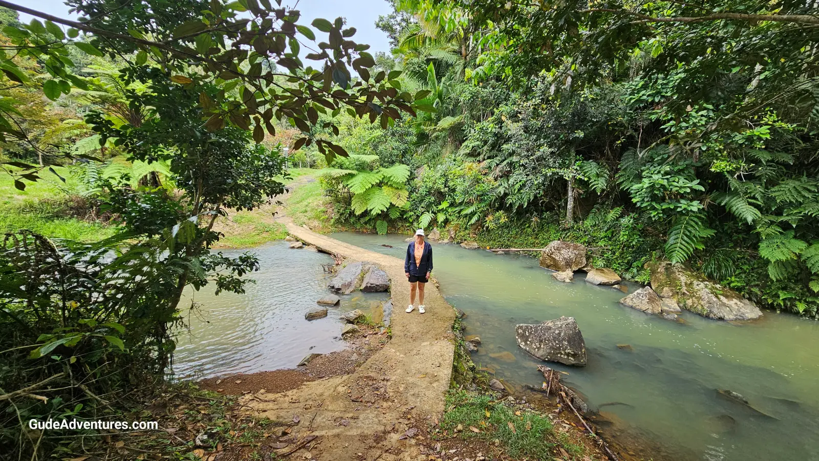 The trail to Charco Azul