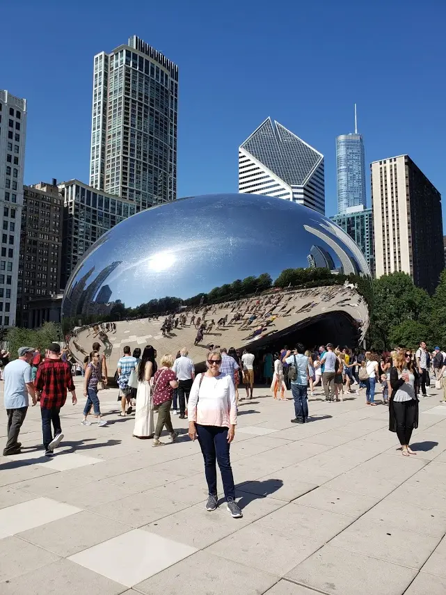 The Cloud Gate sculpture.