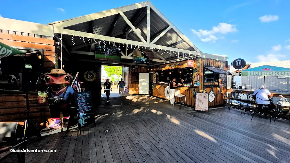 Bars and restaurants at Paseo Tablado de Guaynabo 
