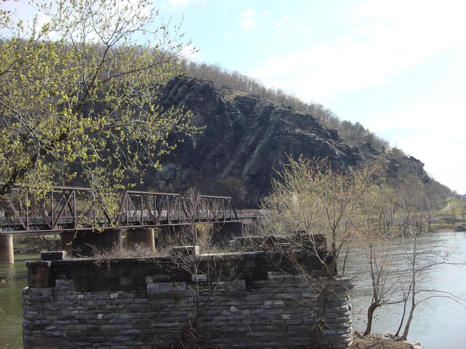 The cliffs at Maryland Heights