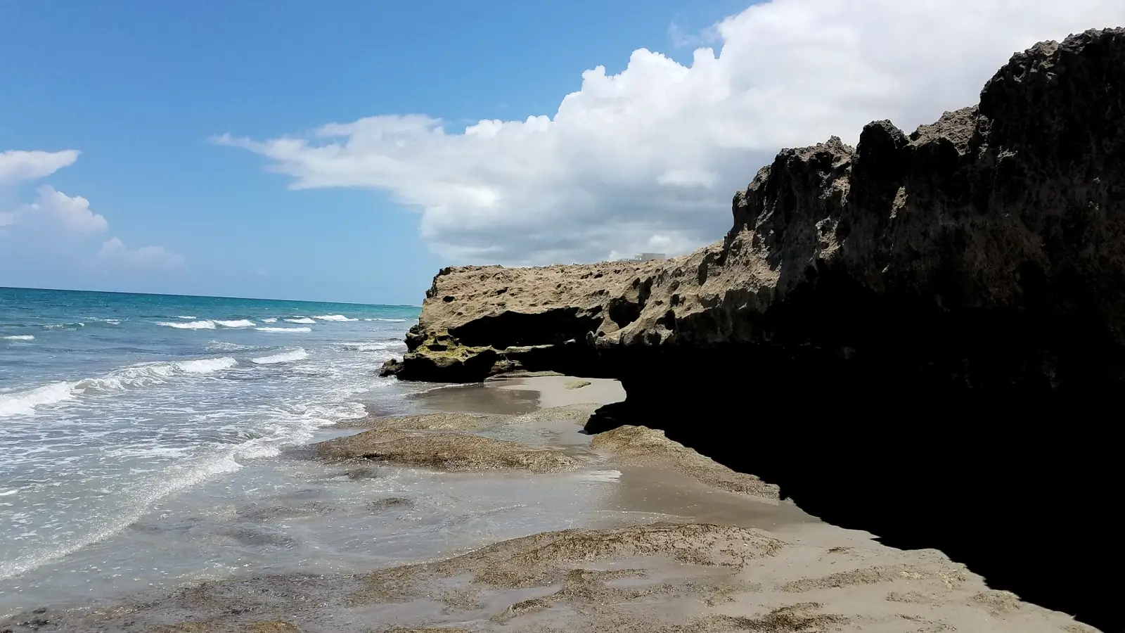 The cliffs along the beach at Blowing Rocks Preserve