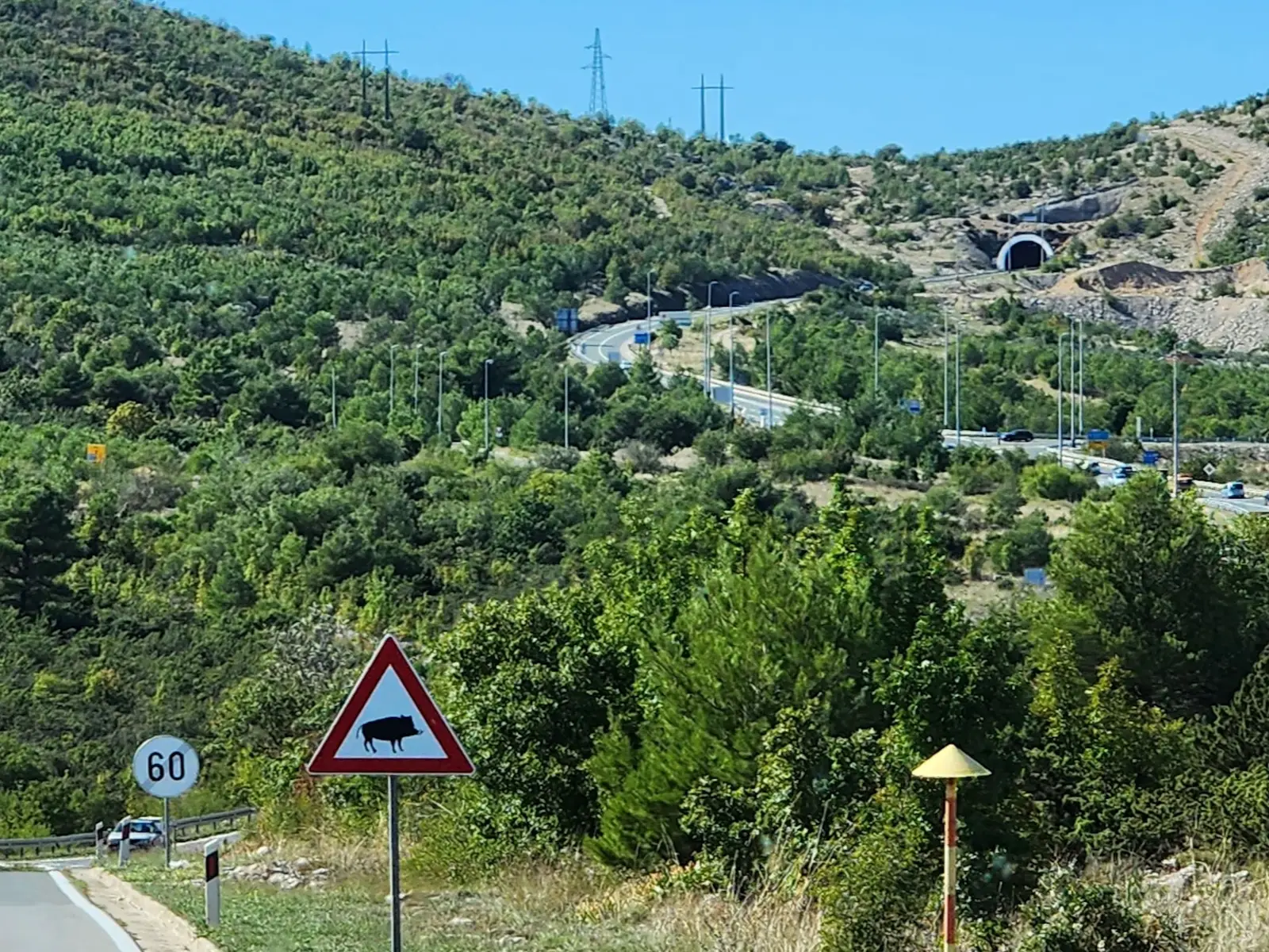 The road up to and though Tunel Ploca