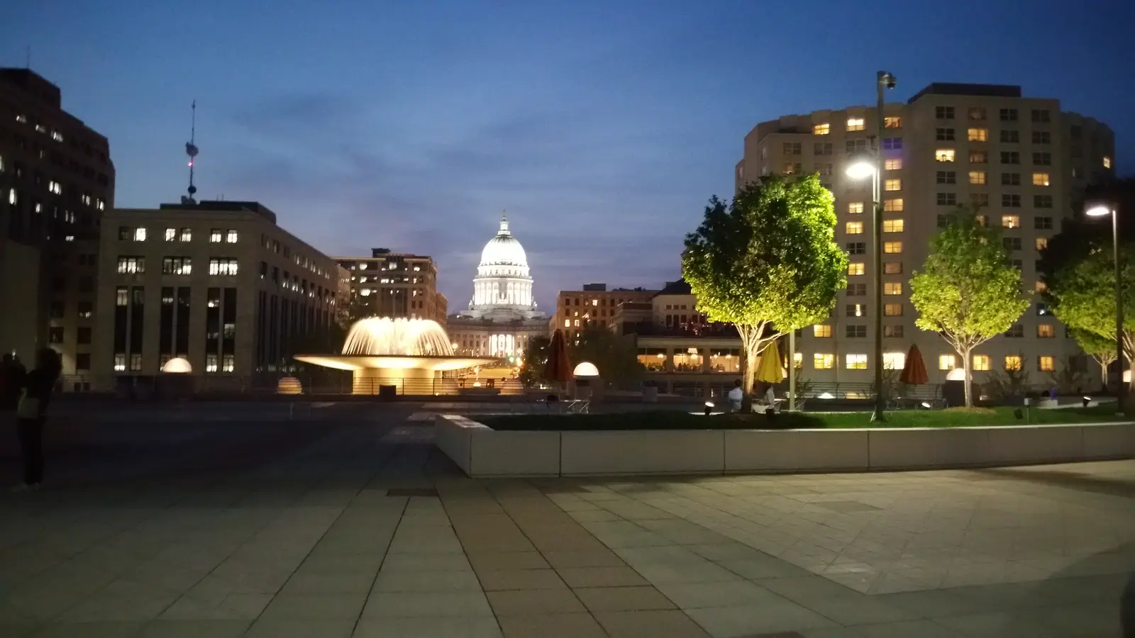 The Wisconsin state capitol at night.
