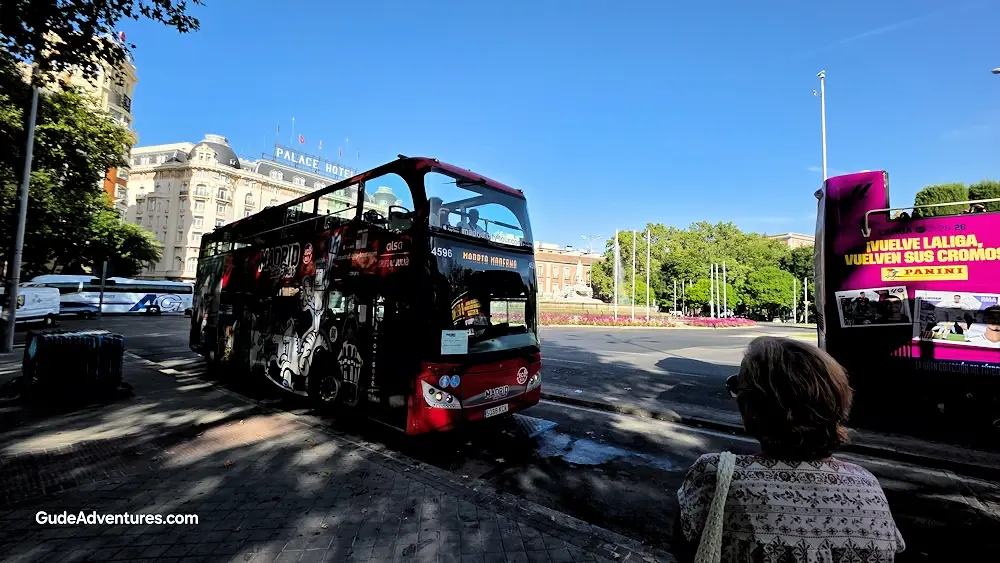 Hop On Hop Off buses near the Neptune Fountain