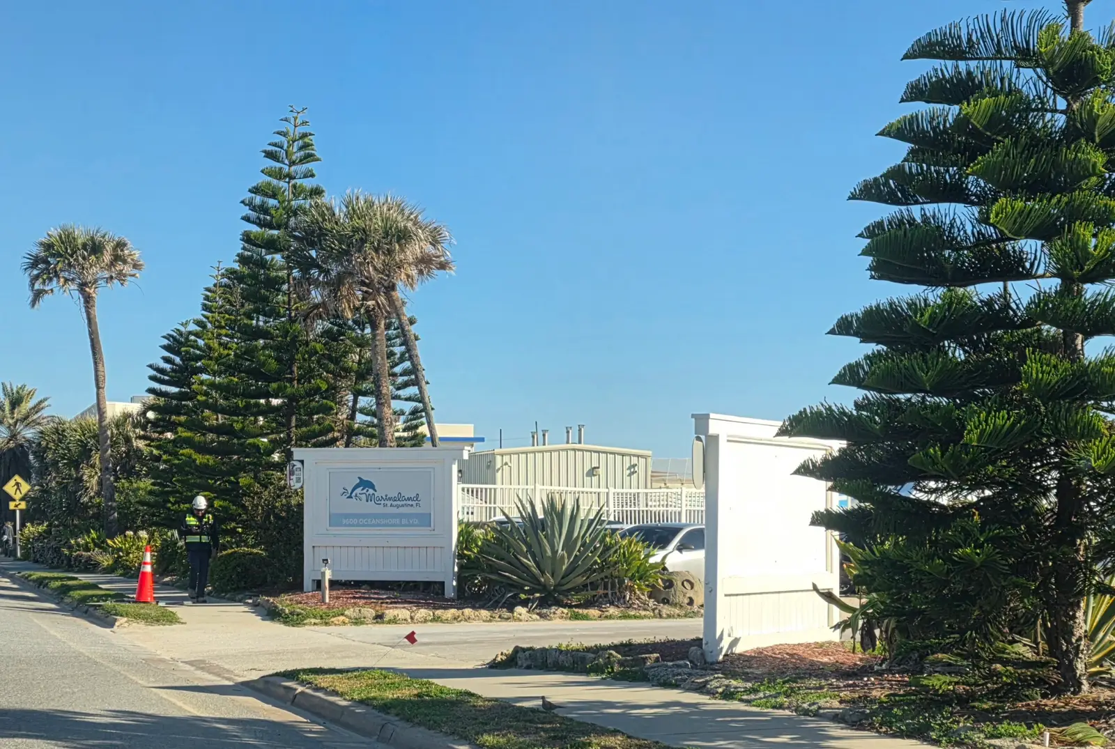 Entrance to Marineland from the highway