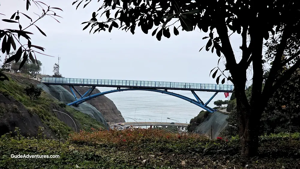 Puente de la Paz pedestrian bridge from the Parque Bicenterano