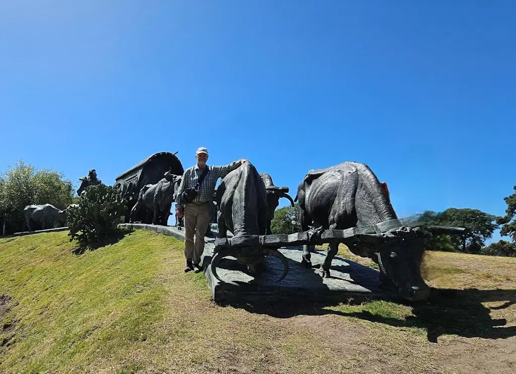 Monumento a la Carreta statue of cows pulling a wagon