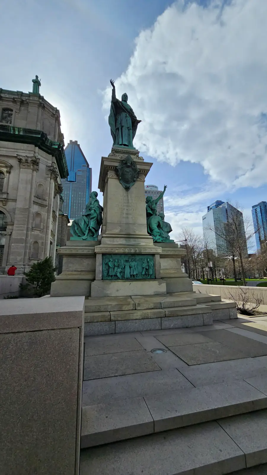 Statue Marie-Reine-du-Monde