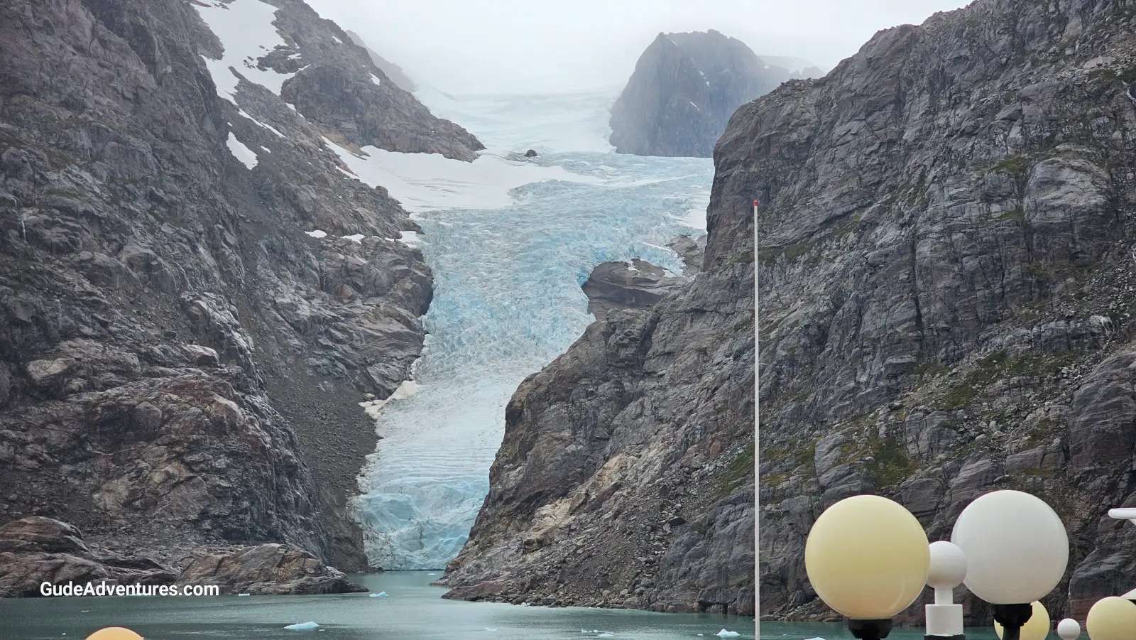 Small glacier next to the Sermeq Avannarleq glacier