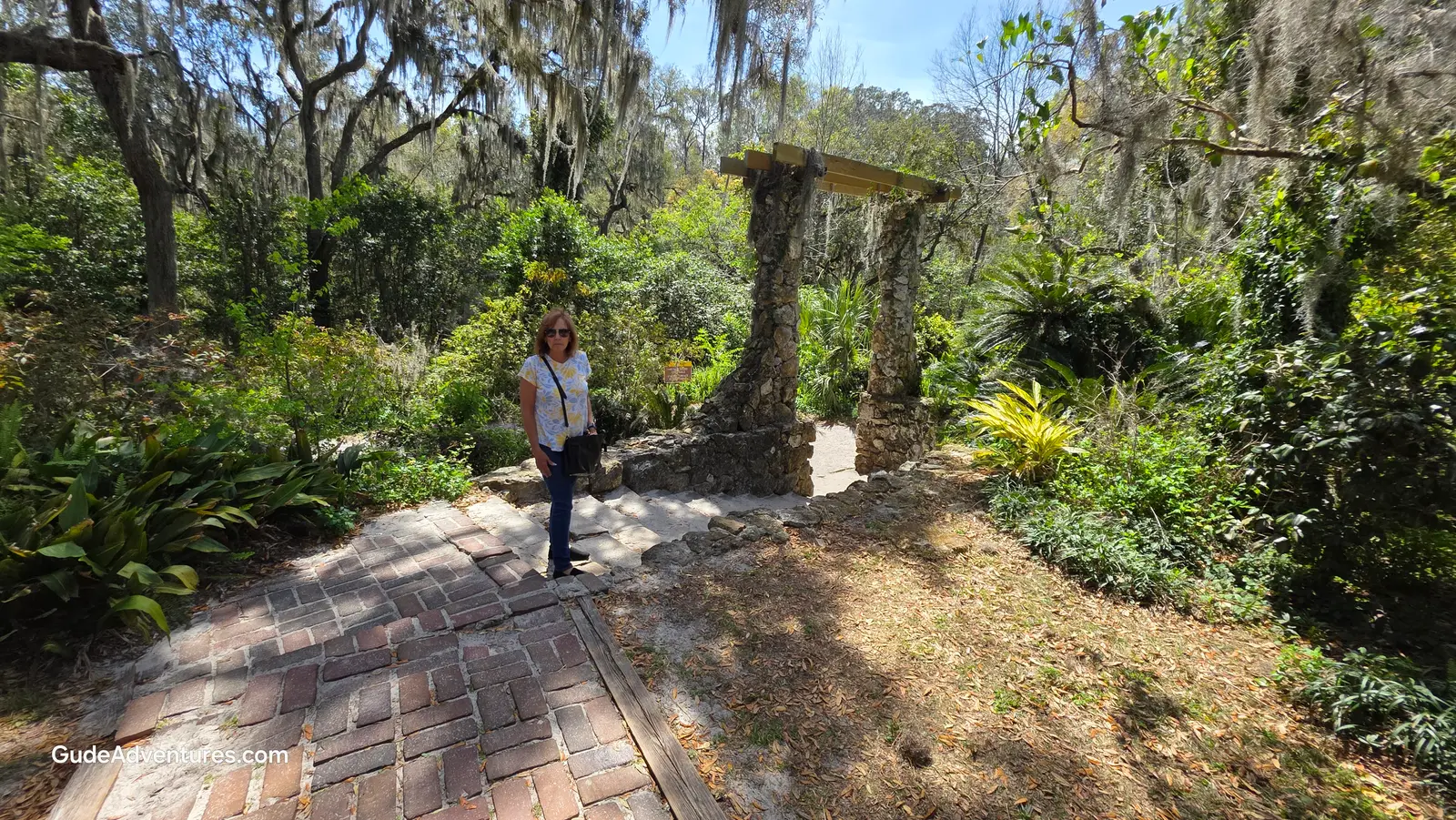 Trail down into the ravine at Ravine Gardens State Park