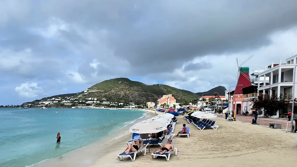 Great Bay Beach in Philipsburg