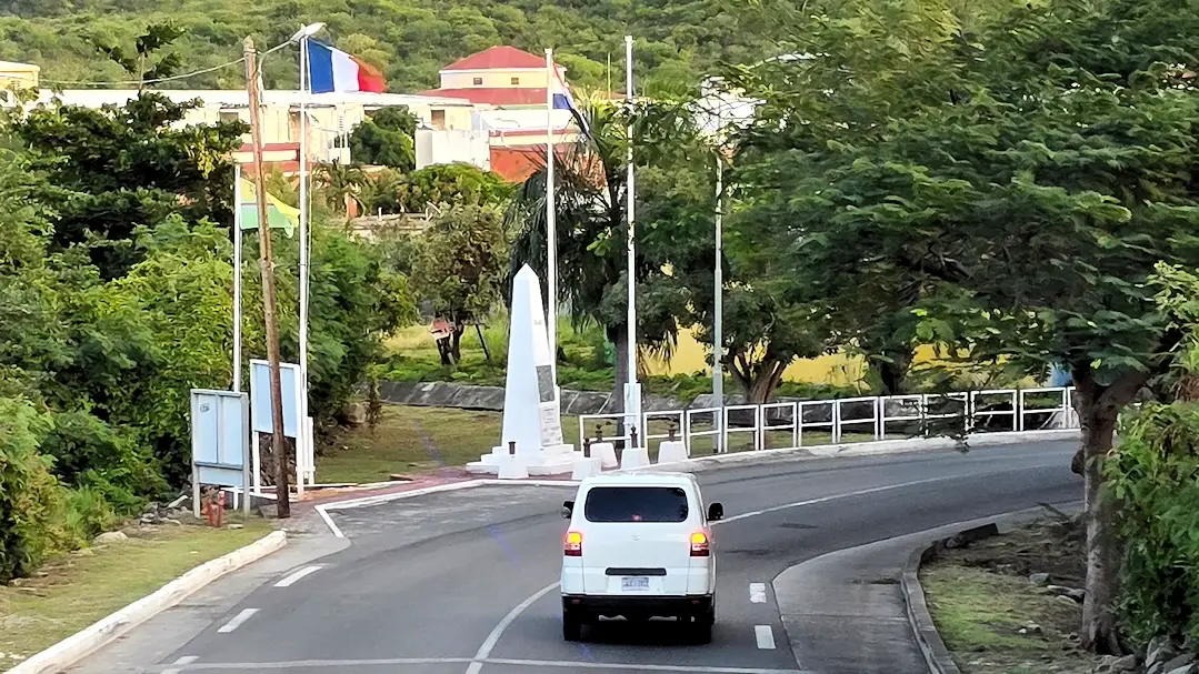 Sint Maarten and Saint Martin eastern border crossing