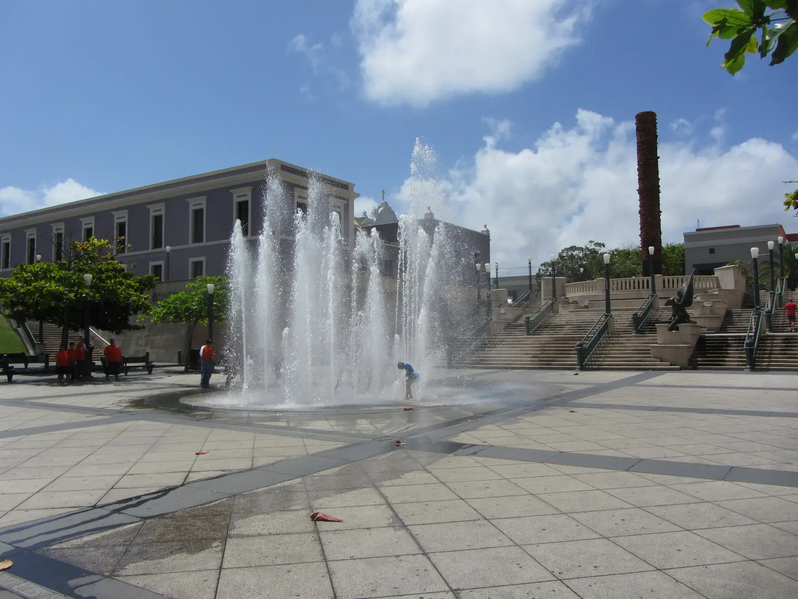 Plaza del Quinto Centenario fountain