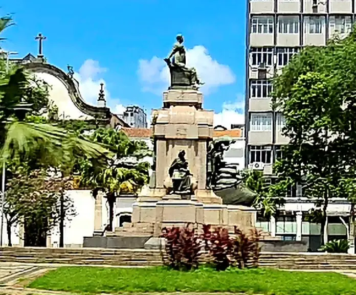 Monument dedicated to Bartolomeu de Lourenço Gusmão 