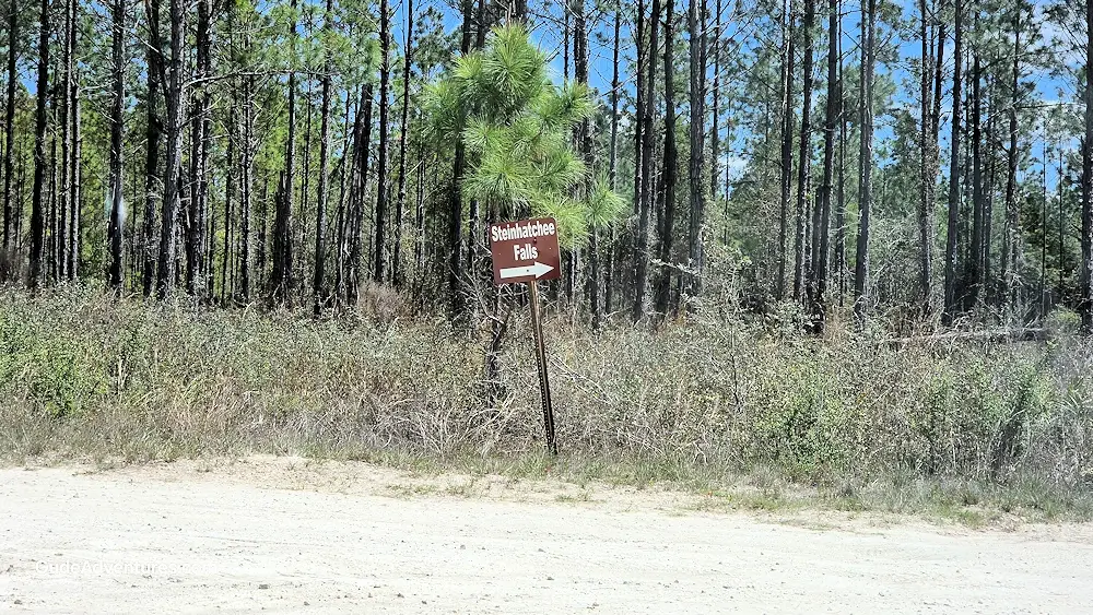 Direction sign to the Falls.