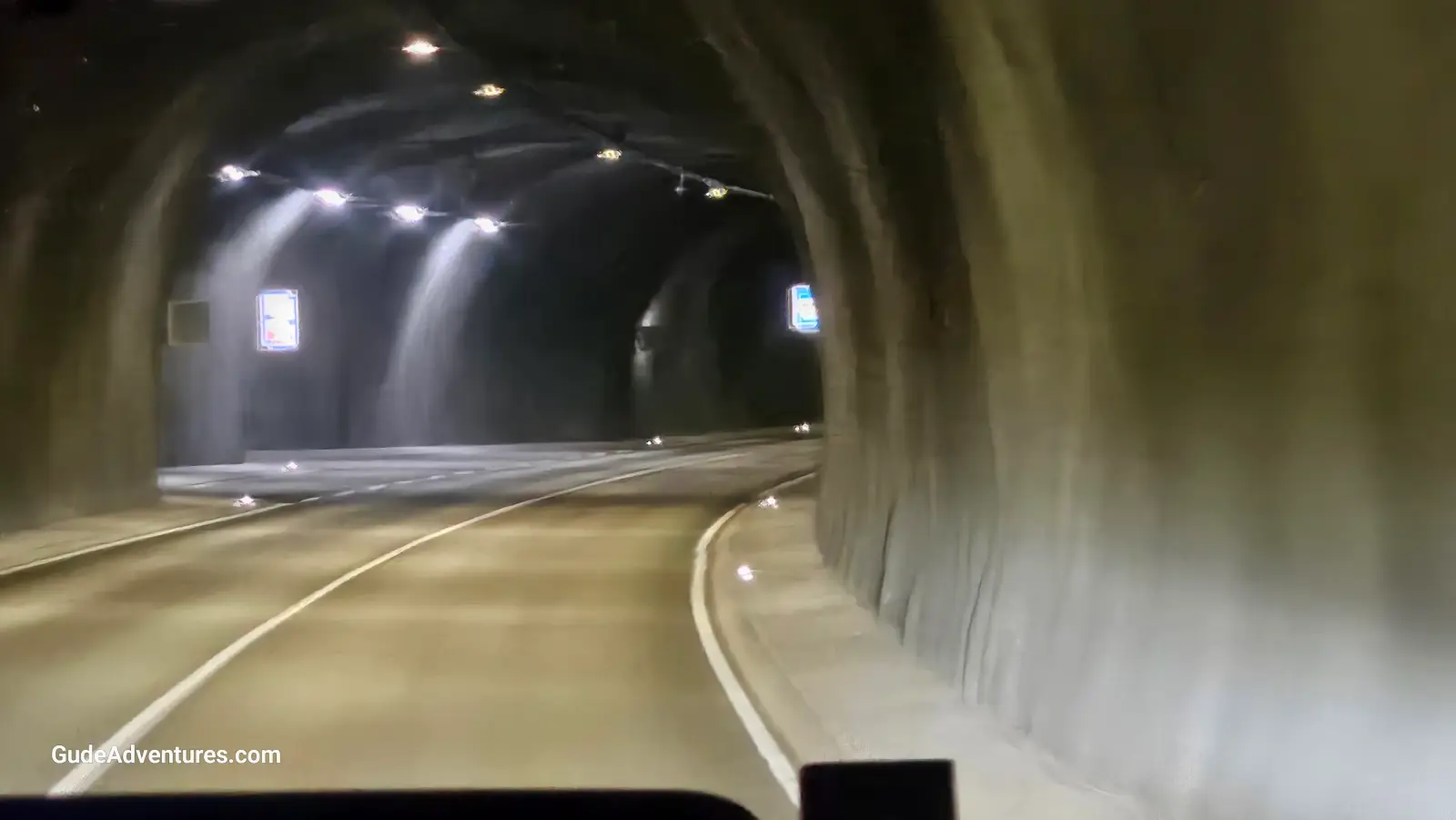 Inside the tunnel between Dyrajord and Borgafjord.