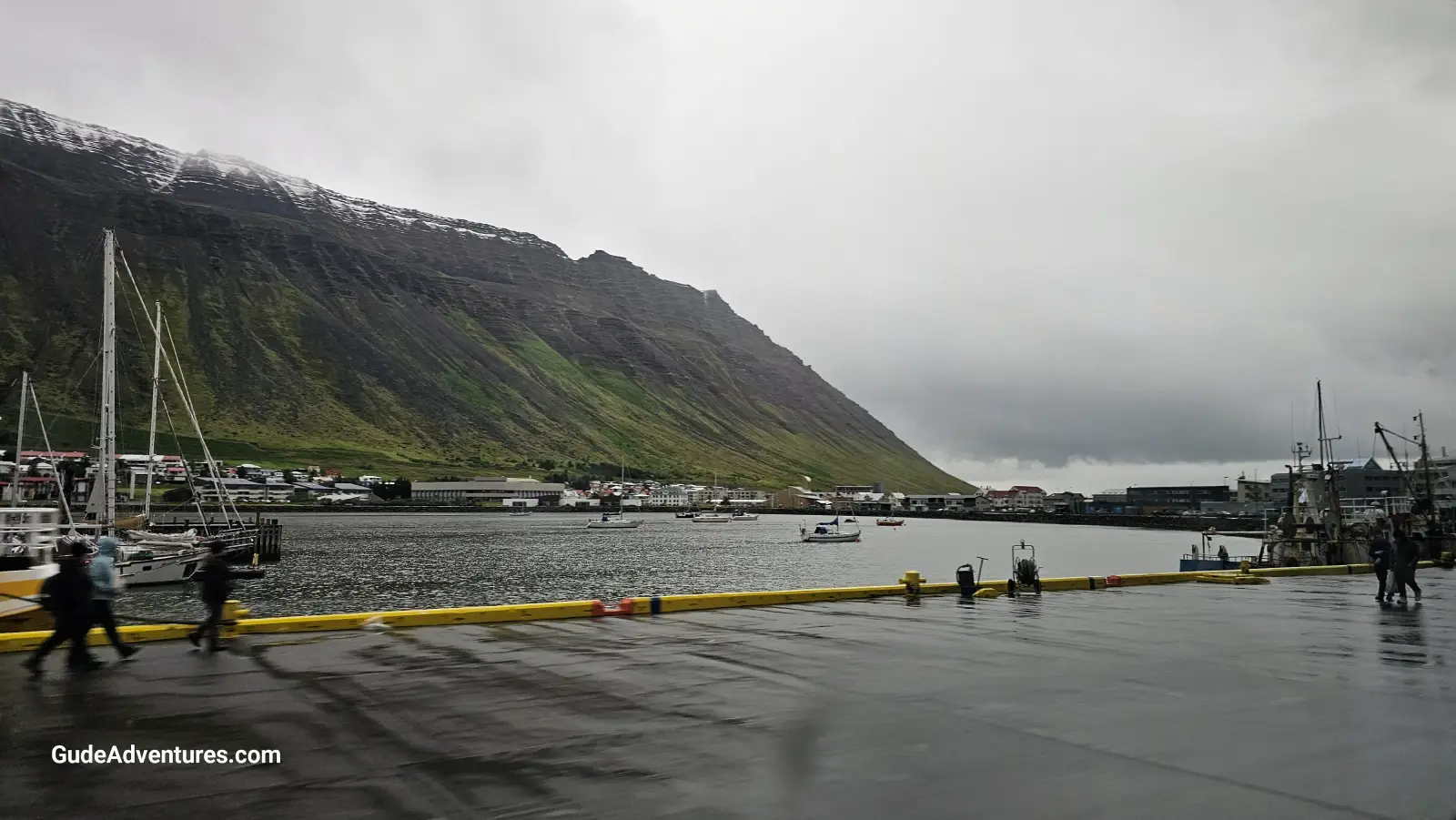 The harbor for small boats at Ísafjörður.